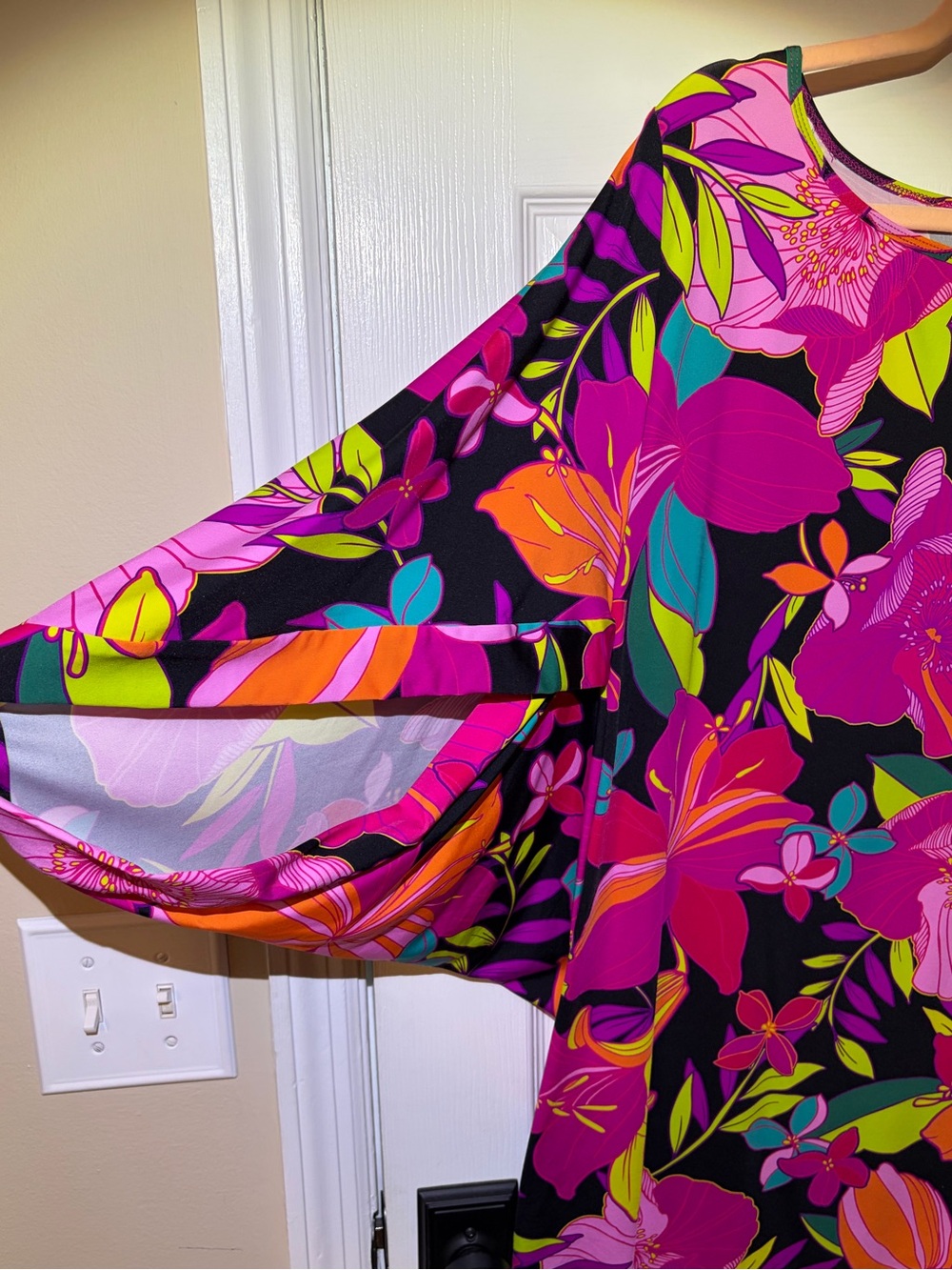 NWT Trina Turk Swim & Spa Floral Scoop Neck Cover Up Top in Black & Fuchsia. XL - Picture 3 of 8